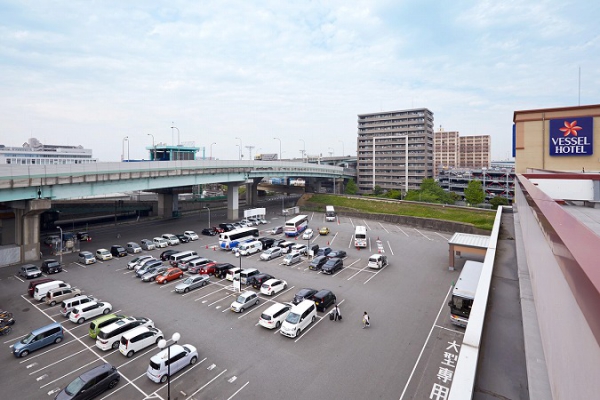 平面駐車場：無料